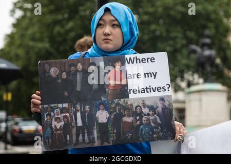 Londra, Regno Unito. 5 agosto 2021. Un membro della comunità di Uyghur si unisce agli attivisti della campagna di solidarietà di Uyghur UK e ad altri gruppi di sostegno che protestano di fronte all’ambasciata cinese a sostegno della lotta del popolo uyghur per la libertà. Gli attivisti hanno sottolineato la persecuzione del governo cinese e l'assimilazione forzata di Uiguri, Kazakh e di altre popolazioni indigene del Turkestan orientale e dello Xinjiang e hanno chiesto loro di avere il diritto di determinare il proprio futuro attraverso un processo democratico. Credit: Mark Kerrison/Alamy Live News Foto Stock