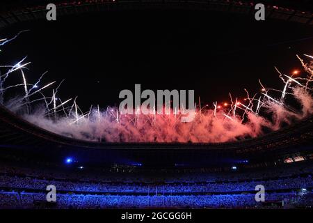 Fuochi d'artificio, 8 AGOSTO 2021 : cerimonia di chiusura dei Giochi Olimpici di Tokyo 2020 allo Stadio Olimpico di Tokyo, Giappone. Credit: Koji Aoki/AFLO SPORT/Alamy Live News Foto Stock