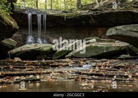 Le Blue Hen Falls si insidiano sulle rocce nella lussureggiante piscina del Parco Nazionale della Cuyahoga Valley Foto Stock