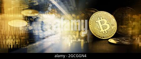 modello di moneta dorata brillante con pila di moneta e grafico del mercato azionario per il commercio di finanza di valuta criptovaluta sullo sfondo del banner Foto Stock