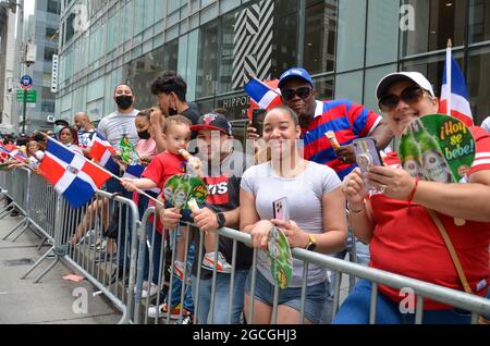 New York, Stati Uniti. 8 agosto 2021. I newyorkesi dominicani escono in gran numero per assistere alla sfilata dei Domenicani lungo Avenue of the Americas a New York City l'8 agosto 2021. (Foto di Ryan Rahman/Pacific Press) Credit: Pacific Press Media Production Corp./Alamy Live News Foto Stock