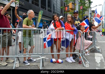 New York, Stati Uniti. 8 agosto 2021. I newyorkesi dominicani escono in gran numero per assistere alla sfilata dei Domenicani lungo Avenue of the Americas a New York City l'8 agosto 2021. (Foto di Ryan Rahman/Pacific Press) Credit: Pacific Press Media Production Corp./Alamy Live News Foto Stock