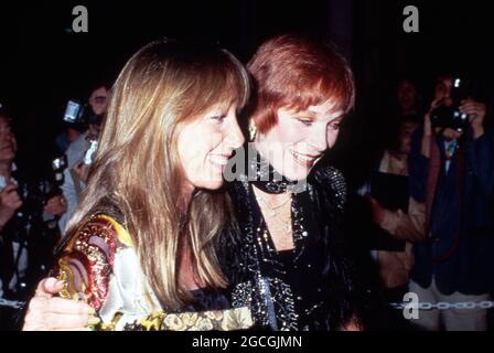 Shirley MacLaine e figlia Sachi Parker Circa 1980's Credit: Ralph Dominguez/MediaPunch Foto Stock