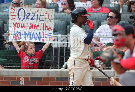 Atlanta, Stati Uniti. 8 agosto 2021. Un giovane fan di Atlanta Broves si acclama sul secondo baseman Ozzie Albies mentre prende il piatto contro i Washington Nationals durante la sesta partita di inning domenica 8 agosto 2021 ad Atlanta. (Foto di Curtis Compton/Atlanta Journal-Constitution/TNS/Sipa USA) Credit: Sipa USA/Alamy Live News Foto Stock