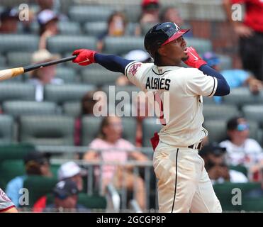 Atlanta, Stati Uniti. 8 agosto 2021. Il secondo baseman di Atlanta Broves, Ozzie Albies, si è messo a segno in una gara a casa di 2 RBI per segnare Max Fried e conquistare un vantaggio di 2-1 sui Washington Nationals durante il terzo inning di domenica 8 agosto 2021 ad Atlanta. (Foto di Curtis Compton/Atlanta Journal-Constitution/TNS/Sipa USA) Credit: Sipa USA/Alamy Live News Foto Stock