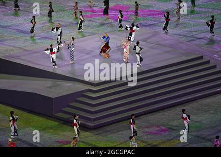 Tokyo, Giappone. 8 agosto 2021. Cerimonia di chiusura. Stadio Olimpico. 10-1 Kasumigaokamachi. Shinjuku-ku. Tokyo. Ballerini sul palco centrale. Credit Garry Bowden/Sport in Pictures/Alamy Live News Credit: Sport in Pictures/Alamy Live News Foto Stock