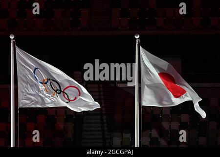 Tokyo, Giappone. 8 agosto 2021. Cerimonia di chiusura. Stadio Olimpico. 10-1 Kasumigaokamachi. Shinjuku-ku. Tokyo. La bandiera olimpica e la bandiera del Giappone volano nello stadio. Credit Garry Bowden/Sport in Pictures/Alamy Live News Credit: Sport in Pictures/Alamy Live News Foto Stock