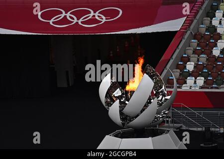 Tokyo, Giappone. 8 agosto 2021. Cerimonia di chiusura. Stadio Olimpico. 10-1 Kasumigaokamachi. Shinjuku-ku. Tokyo. La fiamma olimpica brucia brillantemente vicino agli anelli. Credit Garry Bowden/Sport in Pictures/Alamy Live News Credit: Sport in Pictures/Alamy Live News Foto Stock