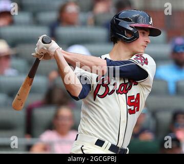 Atlanta, Stati Uniti. 8 agosto 2021. Atlanta Braves Pitcher Max Fried ottiene i Braves ha cominciato con il loro primo colpo del gioco, strappando un singolo contro i Washington Nationals durante il terzo inning domenica 8 agosto 2021, ad Atlanta. (Foto di Curtis Compton/Atlanta Journal-Constitution/TNS/Sipa USA) Credit: Sipa USA/Alamy Live News Foto Stock