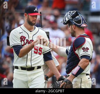 Atlanta, Stati Uniti. 8 agosto 2021. Atlanta Braves Closer Chris Martin e il catcher Kevan Smith festeggiano la chiusura dei Washington Nationals per una vittoria del 5-4 domenica 8 agosto 2021 ad Atlanta. (Foto di Curtis Compton/Atlanta Journal-Constitution/TNS/Sipa USA) Credit: Sipa USA/Alamy Live News Foto Stock