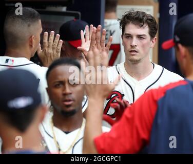 Atlanta, Stati Uniti. 8 agosto 2021. Atlanta Braves lanciando il lanciatore Max Fried (a destra), che ha avuto il primo colpo della giornata per un singolo contro i Washington Nationals durante il terzo inning, E Ozzie Albies (a sinistra), ottenere fives in alto nel dugout, segnando su una casa 2-RBI gestito da Albies a prendere un 2-1 vantaggio Domenica, 8 agosto 2021, ad Atlanta. I Braves battono i cittadini 5-4. (Foto di Curtis Compton/Atlanta Journal-Constitution/TNS/Sipa USA) Credit: Sipa USA/Alamy Live News Foto Stock