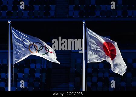Tokyo, Giappone. 8 agosto 2021. Cerimonia di chiusura. Stadio Olimpico. 10-1 Kasumigaokamachi. Shinjuku-ku. Tokyo. La bandiera olimpica e la bandiera del Giappone volano nello stadio. Credit Garry Bowden/Sport in Pictures/Alamy Live News Credit: Sport in Pictures/Alamy Live News Foto Stock