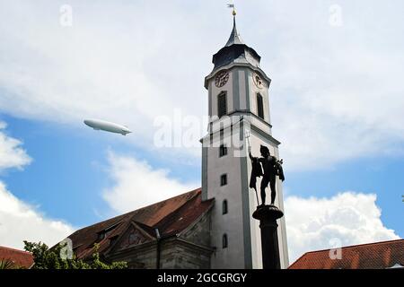 Bella Zeppelin volare sopra il Furch a Lindau, Bodensee in Germania Foto Stock