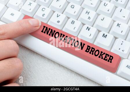 Scrittura con visualizzazione del testo Innovation Broker. La vetrina aziendale aiuta a mobilitare le innovazioni e a identificare le opportunità di ridigitare i file della cronologia dei download Foto Stock