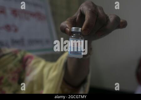 Dhaka, Bangladesh. 8 agosto 2021. Un operatore sanitario mostra la dose di vaccino moderna COVID19, durante una campagna di vaccinazione di massa in un centro di vaccinazione. Secondo la direzione Generale dei servizi sanitari del Bangladesh (DGHS), il programma nazionale di vaccinazione di massa, inizia la sua campagna di vaccinazione volta a immunizzare 3.5 milioni di persone in sei giorni. Il Bangladesh ha registrato quasi 1.31 milioni di infezioni da coronavirus e 21,638 decessi dall'inizio della pandemia. (Foto di Eyepix Group/Pacific Press) Credit: Pacific Press Media Production Corp./Alamy Live News Foto Stock