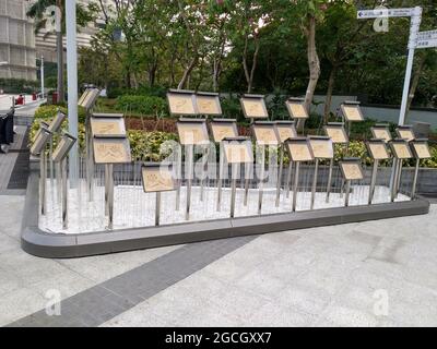 Leggendari le stampe delle mani delle celebrità sui sondaggi in un parco giardino presso l'Avenue of Stars a Kowloon prima del trasferimento a Hong Kong. Foto Stock