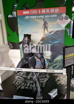 Mostra Black Panther con una statua del super eroe Marvel di Chadwick Bosseman in un centro commerciale a Hong Kong. Foto Stock