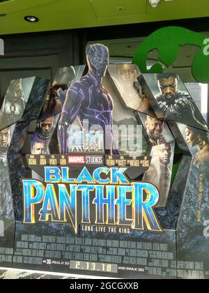 Una vetrina di cartoncino Black Panther con Marvel Studios Chadwick Bosseman in un centro commerciale a Hong Kong. Foto Stock