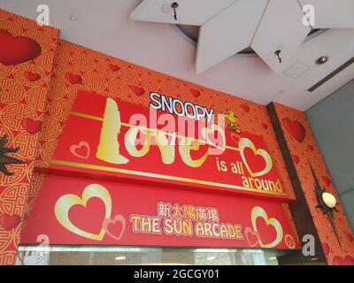 Mostra di San Valentino a Hong Kong durante l'anno del cane, con Snoopy e Woodstock di Peanuts. Foto Stock