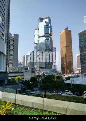 Il Lippo Centre di Admiralty, il ricco centro finanziario d'affari visto dall'Hotel Conrad con tonnellate di grattacieli, alti saloni e automobili Foto Stock