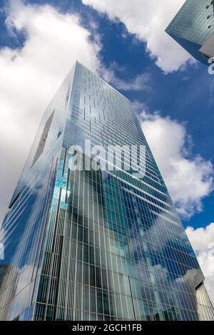 Tokyo, Giappone. 7 agosto 2021. Cielo e nuvole riflessi negli edifici Foto Stock