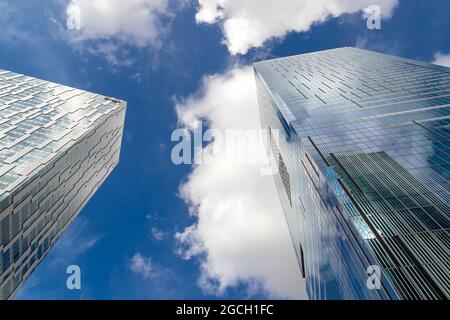 Tokyo, Giappone. 7 agosto 2021. Cielo e nuvole riflessi negli edifici Foto Stock