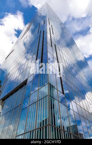 Tokyo, Giappone. 7 agosto 2021. Cielo e nuvole riflessi negli edifici Foto Stock