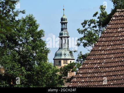 Bad Belzig, Germania. 26 luglio 2021. Vista delle case nel centro della città e la torre della Chiesa di Santa Maria. La chiesa romanica è stata costruita nella seconda metà del 13 ° secolo ed è ora sede del Museo dell'organo di Brandeburgo. Credit: Soeren Stache/dpa-Zentralbild/ZB/dpa/Alamy Live News Foto Stock