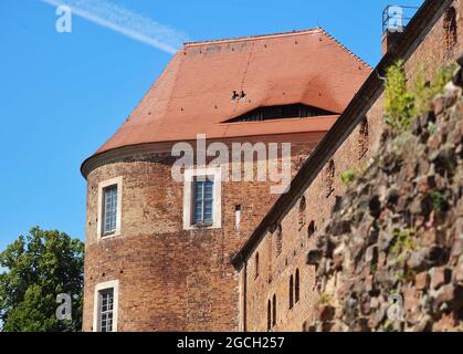 26 luglio 2021, Brandeburgo, Bad Belzig: Il lato di ingresso alla scala del Castello di Eisenhardt. Il complesso di castelli ben conservato, situato alla periferia della città, è un punto di riferimento visibile da lontano. Menzionato per la prima volta in un documento del 997 dall'imperatore Ottone III come burgwardium belizi, il castello fu probabilmente fondato cento anni prima da una tribù Elbslav. Il nome era espressione del desiderio che il castello fosse duro contro il ferro e impregnabile. Oggi nella casa di controllo si trova un museo di storia locale e dalla torre del castello si gode una splendida vista sulla città e sulla regione di Fläming. Foto: Così Foto Stock