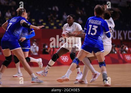Grace ZAADI DEUNA (fra) in azione per il Team France contro il Team ROC nella medaglia d'oro del concorso femminile di pallamano dei Giochi Olimpici di Tokyo 2020 allo Stadio Nazionale di Yoyogi a Tokyo, Giappone, l'8 agosto 2021. Credit: AFLO SPORT/Alamy Live News Foto Stock