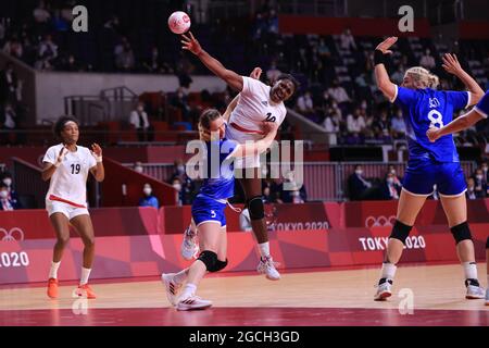 Grace ZAADI DEUNA (fra) in azione per il Team France contro il Team ROC nella medaglia d'oro del concorso femminile di pallamano dei Giochi Olimpici di Tokyo 2020 allo Stadio Nazionale di Yoyogi a Tokyo, Giappone, l'8 agosto 2021. Credit: AFLO SPORT/Alamy Live News Foto Stock