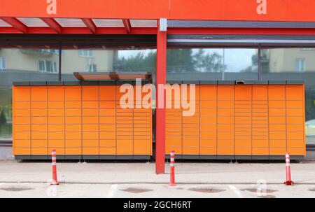 Self-service moderno terminale rosso di produzione di massa da cui i clienti possono prelevare e spedire le mail Foto Stock