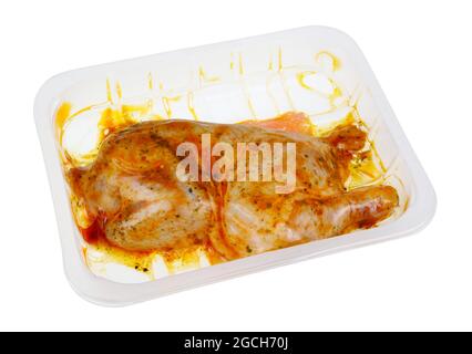 Pollo di tabacco marinato confezionato sotto vuoto. Isolato su bianco Foto Stock