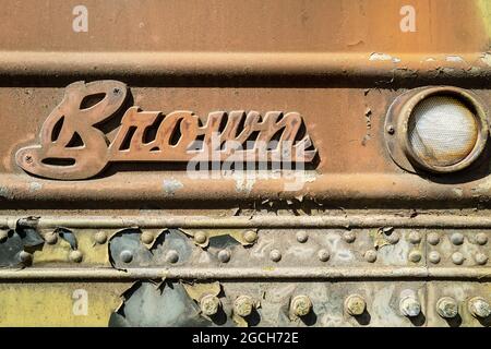 Pomeroy, Washington, USA - Maggio 4,2021: Dettaglio della scritta su un semirimorchio marrone Foto Stock