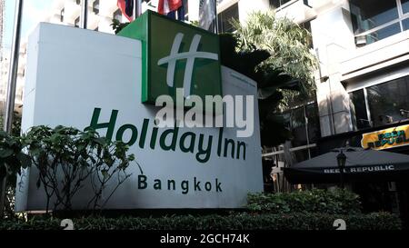 Cartello dell'Holiday Inn Hotel su Sukhumvit Road Chit Lom Center di Bangkok Thailandia Foto Stock