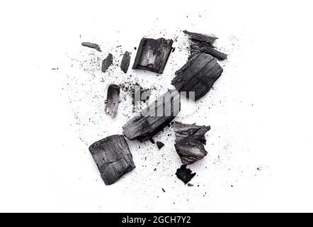 Primo piano di pezzi rotto carbone di legno, cenere, polvere nera isolato su bianco. Vista dall'alto Foto Stock