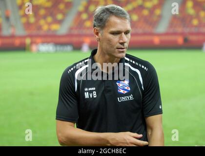 BUCAREST, ROMANIA - 9 AGOSTO 2012: Marco van Basten raffigurato prima della seconda tappa della terza partita della UEFA Europa League 2012/13 tra Rapid Bucuresti e FC Heerenveen alla National Arena. Foto Stock