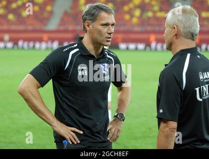 BUCAREST, ROMANIA - 9 AGOSTO 2012: Marco van Basten raffigurato prima della seconda tappa della terza partita della UEFA Europa League 2012/13 tra Rapid Bucuresti e FC Heerenveen alla National Arena. Foto Stock