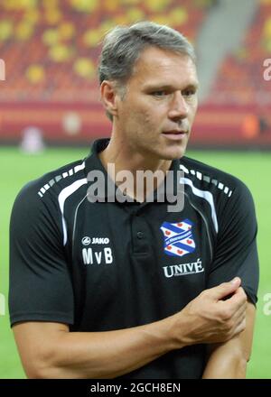 BUCAREST, ROMANIA - 9 AGOSTO 2012: Marco van Basten raffigurato prima della seconda tappa della terza partita della UEFA Europa League 2012/13 tra Rapid Bucuresti e FC Heerenveen alla National Arena. Foto Stock