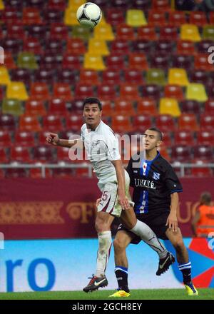 BUCAREST, ROMANIA - 9 AGOSTO 2012: Cristian Oros (L) di Rapid pictured in azione durante la seconda tappa della terza partita di qualificazione della UEFA Europa League 2012/13 tra Rapid Bucuresti e FC Heerenveen alla National Arena. Foto Stock