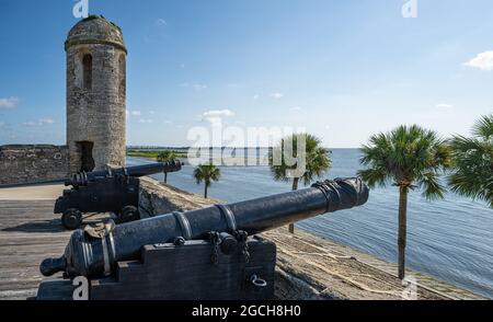 Cannoni e torre di guardia sulla terreplein di Castillo de San Marcos lungo Matanzas Bay a St. Augustine, Florida. (STATI UNITI) Foto Stock