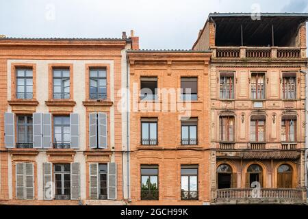 Montauban, bella città francese nel sud, vecchie case colorate Foto Stock