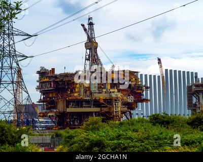 Piano superiore della piattaforma di produzione Shell Brent Alpha durante il riciclaggio presso lo stabilimento di able UK a Greatham, agosto 2021 Foto Stock