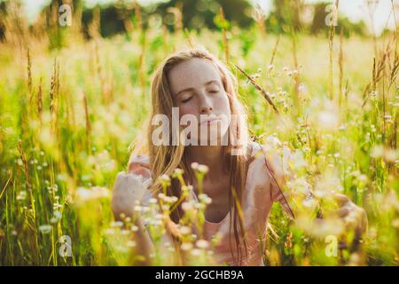 Ritratto di una ragazza in fiori bianchi Foto Stock