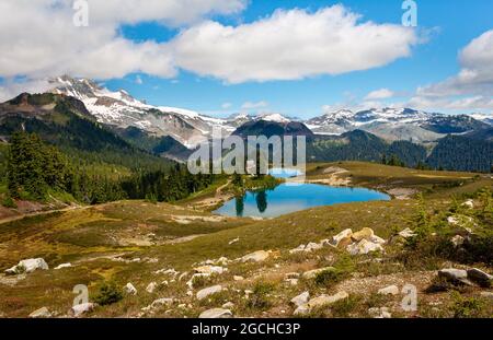 Una giornata di sole al Lago Elfin con riflessi d'acqua nel Parco Provinciale Garibaldi vicino a Whistler, BC, Canada Foto Stock