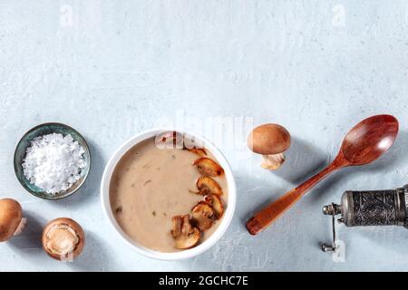 Cottura zuppa di funghi, top shot con spazio per la copia. Funghi crudi e condimenti in cucina Foto Stock