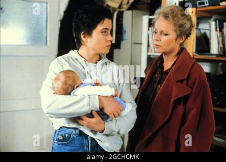 Mit Leib und Seele, ZDF TV-Serie, 1992, Folge: Das salomonische Urteil, Szene: ANJA JAENICKE als Annette mit Baby und ANGELIKA BENDER als Frau Sparnagel. Mit Leib und Seele, serie TV ZDF, 1992, episodio Das salomonische Urteil, scena: Anja Jaenicke con Baby e Angelika Bender Foto Stock