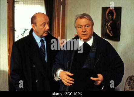 Mit Leib und Seele, ZDF TV-Serie, 1992, Folge: Das salomonische Urteil, Szene: WOLF DIETRICH BERG als Herr Sparnagel und Günter STRACK als Pfarrer Kempfert. Mit Leib und Seele, serie TV ZDF, episodio: Das salomonische Urteil, scena: Wolf Dietrich Berg, Günter Strack Foto Stock