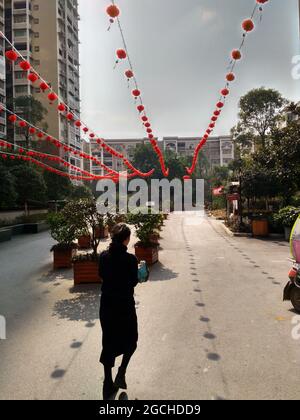 Lanterne di carta rossa, hong deng lungo, appeso fuori degli appartamenti nel distretto di Nanxi Foto Stock