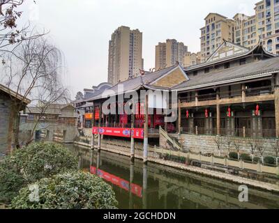 Splendida vista degli edifici lungo il fiume che attraversa il quartiere di Nanxi di Yibin City Foto Stock